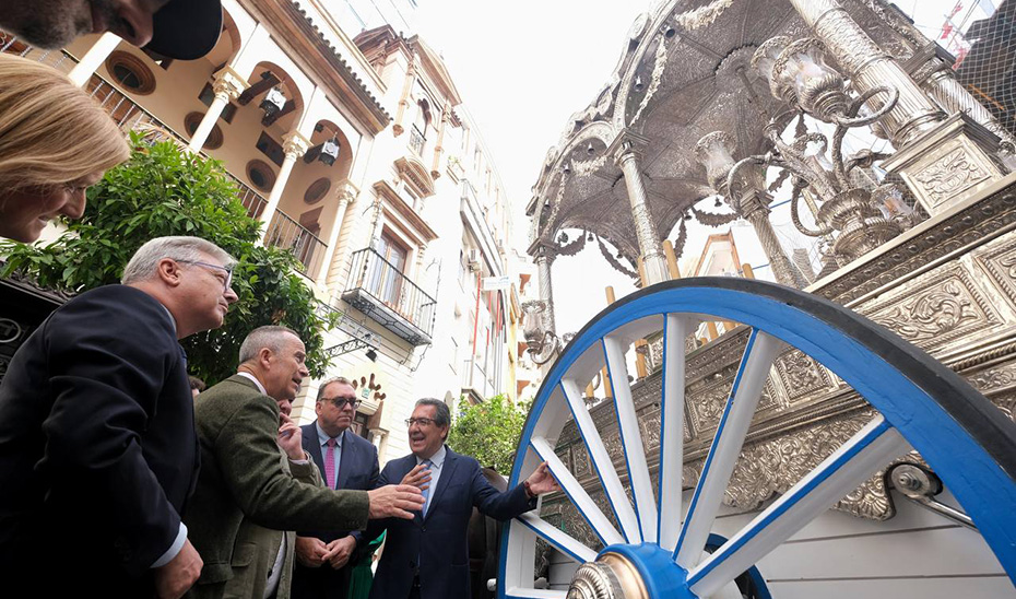 El consejero Arturo Bernal asistió a la presentación de la restauración de la carroza de la Hermandad del Rocío de Huelva.